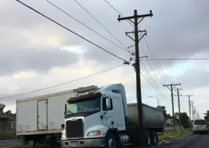 caminhão derruba poste