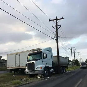 caminhão derruba poste
